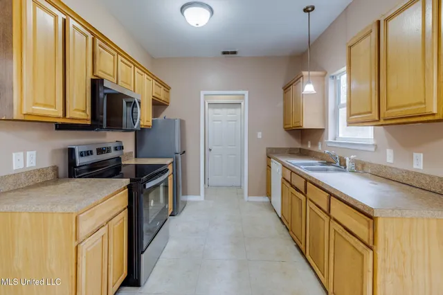 $1,600 | 6085 West Bolivar Street, Bay St. Louis, MS 39520