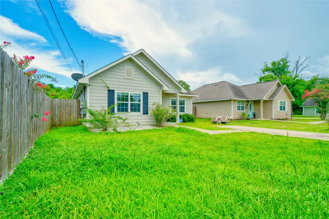 a view of an house with backyard and a garden