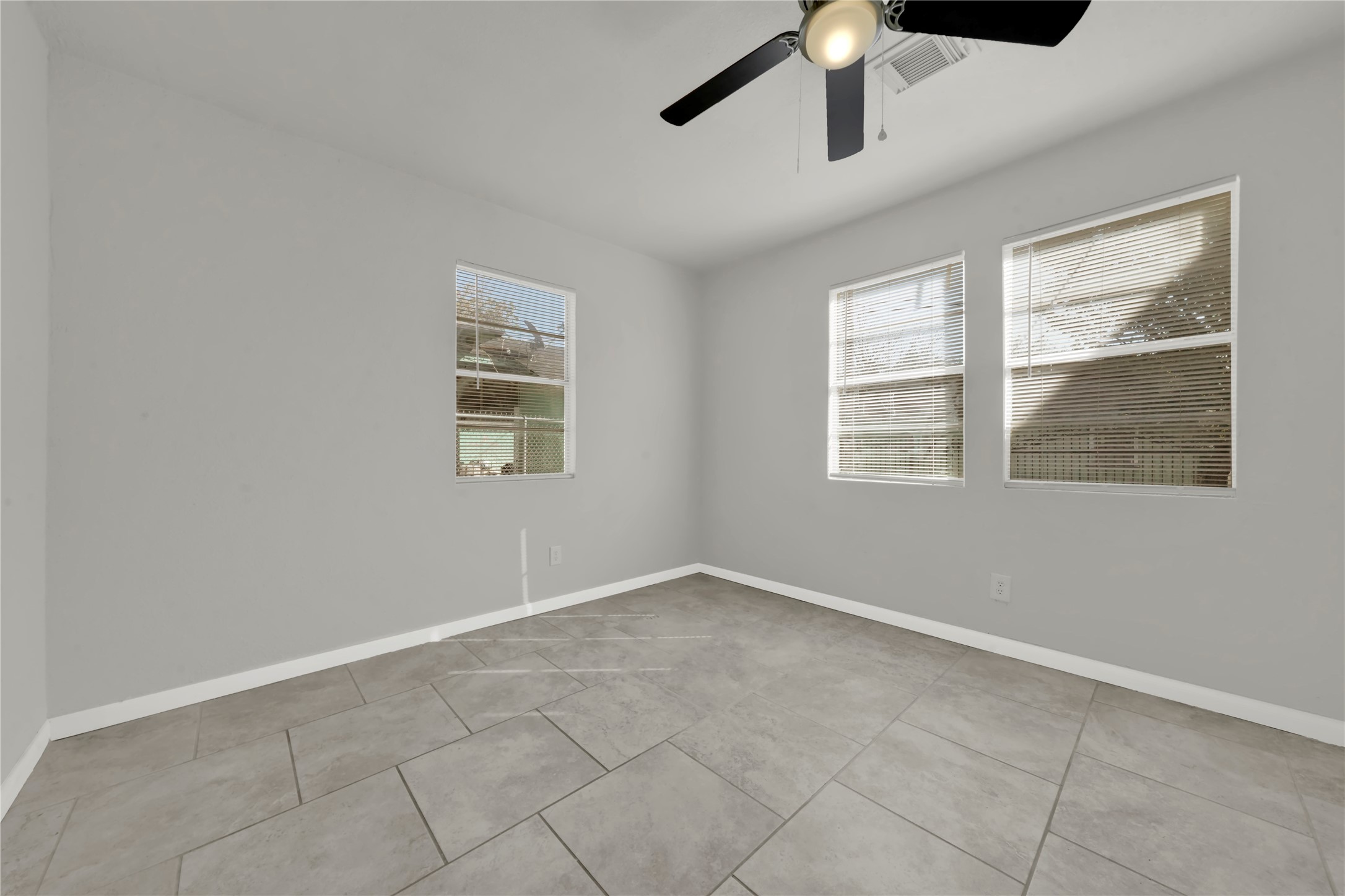106 Hanover Street Houston, TX 77012 - Photo 16 of 49 an empty room with windows and fan