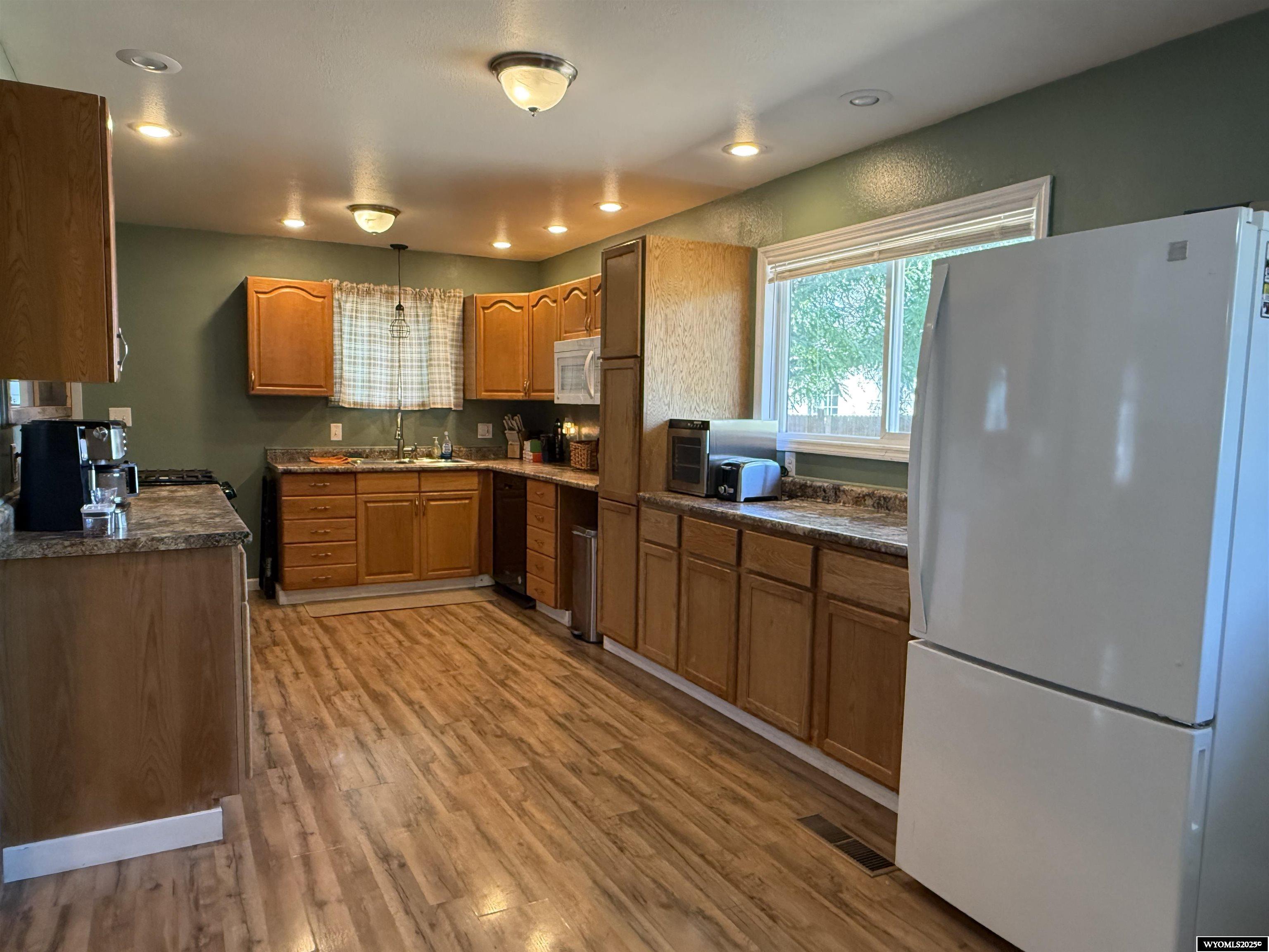 1302 Johnson Avenue Thermopolis, WY 82443 - Photo 10 of 36