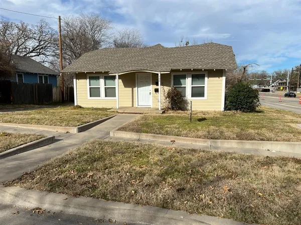 $2,300 | 500 West Parkway Street, Unit 2, Denton, TX 76201