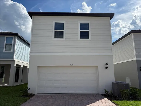 a view of backyard of the house
