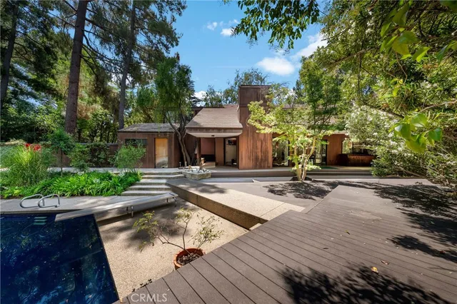 a view of an house with backyard and garden