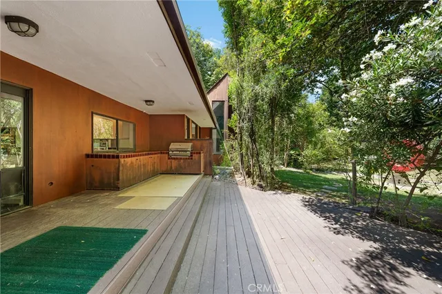 a view of a house with backyard