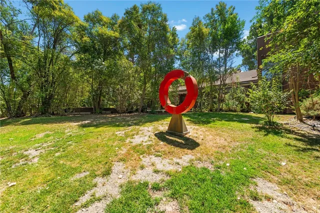 a view of a backyard