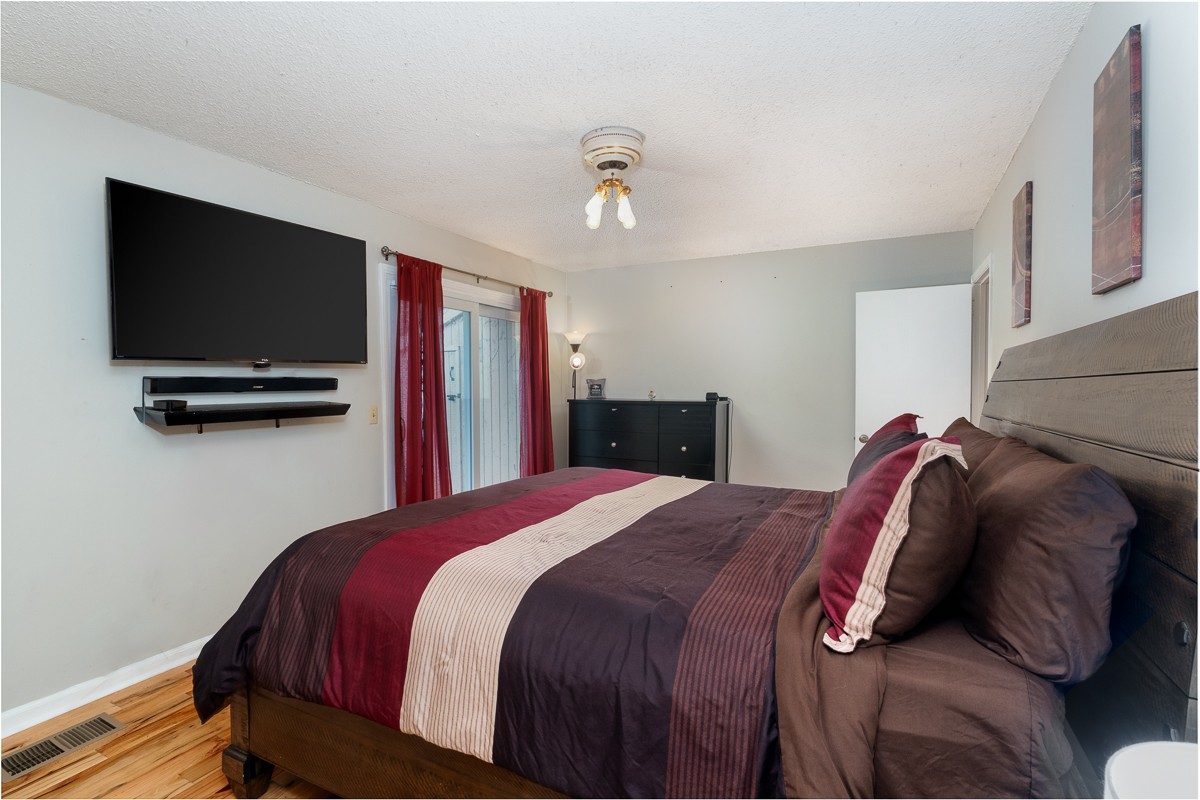 4000 Anderson Road, Unit 82 Nashville, TN 37217 - Photo 23 of 30 a bedroom with a bed and a flat screen tv