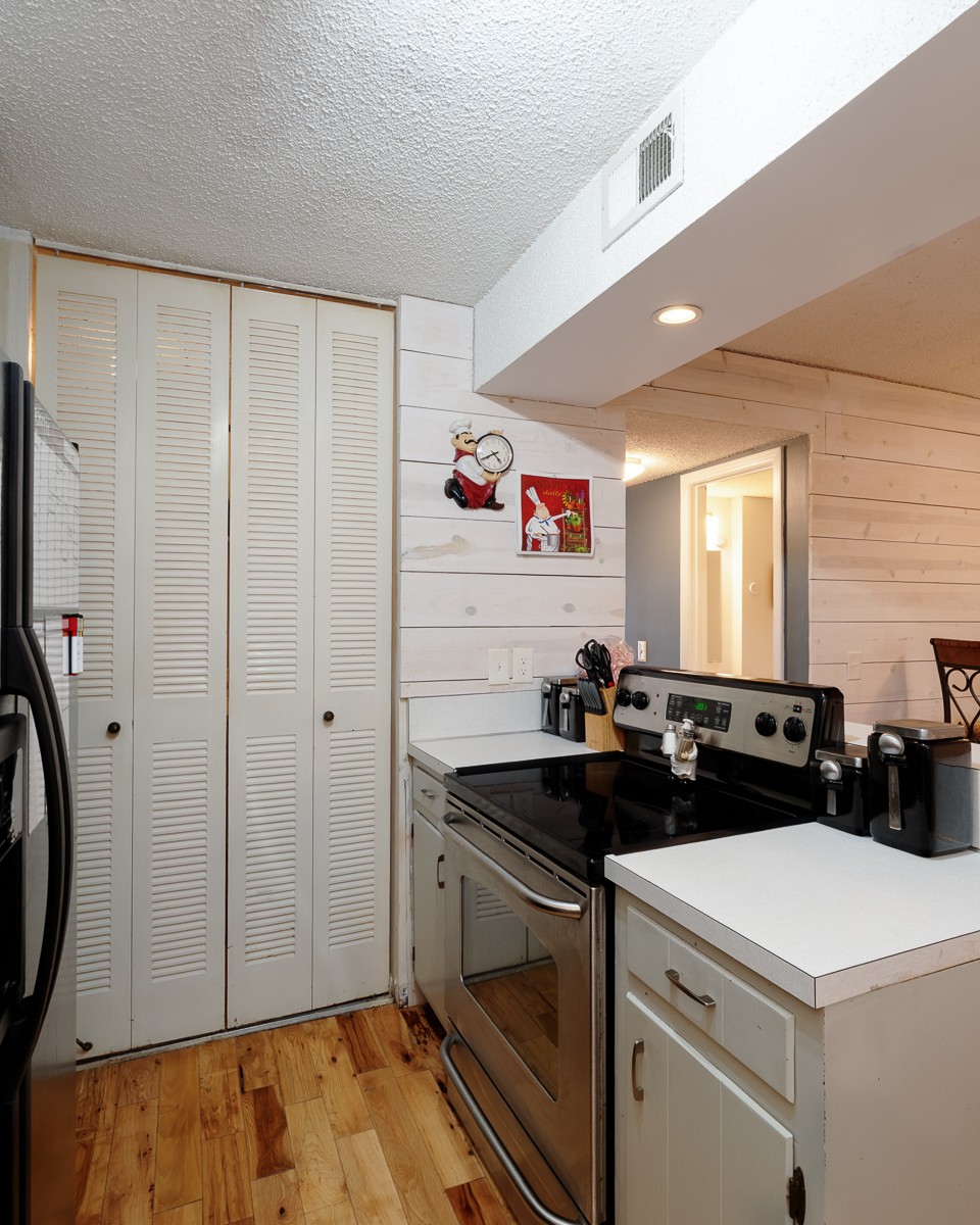 4000 Anderson Road, Unit 82 Nashville, TN 37217 - Photo 8 of 30 a kitchen that has a sink and a stove in it