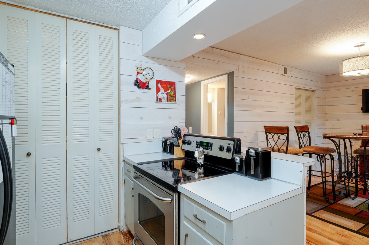 4000 Anderson Road, Unit 82 Nashville, TN 37217 - Photo 9 of 30 a kitchen that has a stove and a table