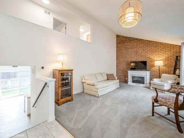 $299,900 | 534 East Main Street, Barrington, IL 60010