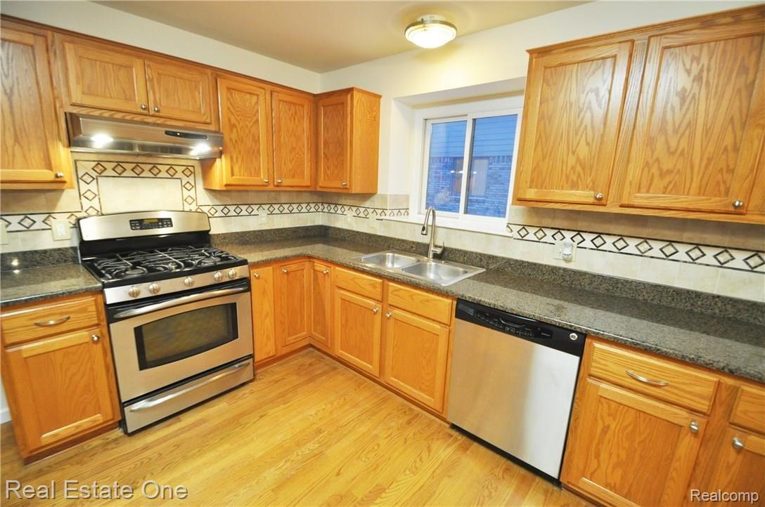 331 Mystic Valley Rochester, MI 48307 - Photo 9 of 39 10.JPG