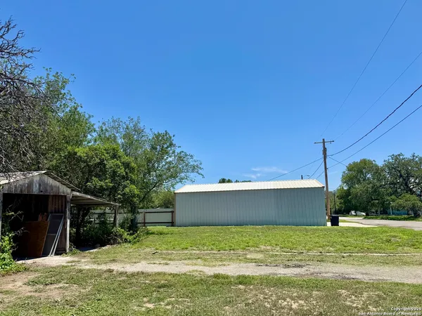 $207,500 | 419 West Culberson Avenue, Sabinal, TX 78881