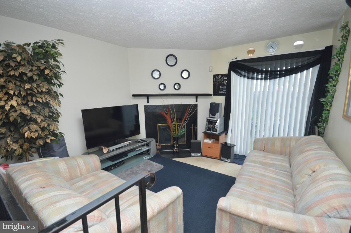 7948 Brighton Way Manassas, VA 20109 - Photo 2 of 8 Family Room