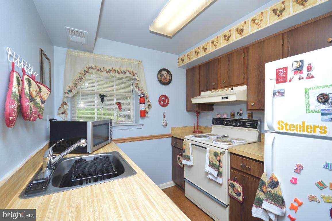 7948 Brighton Way Manassas, VA 20109 - Photo 8 of 8 Kitchen