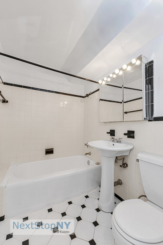 233 East 69th Street, Unit 6O Manhattan, NY 10021 - Photo 4 of 6