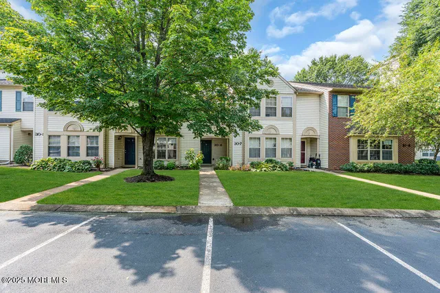 a view of a yard in front of a house