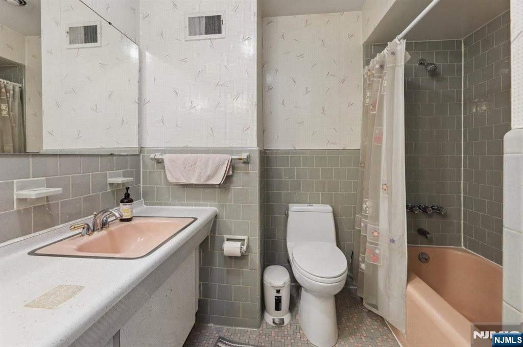384 Rutland Avenue Teaneck, NJ 07666 - Photo 19 of 36