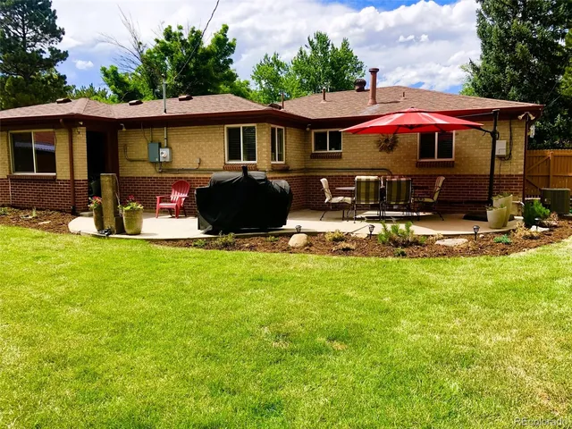 a view of a house with backyard