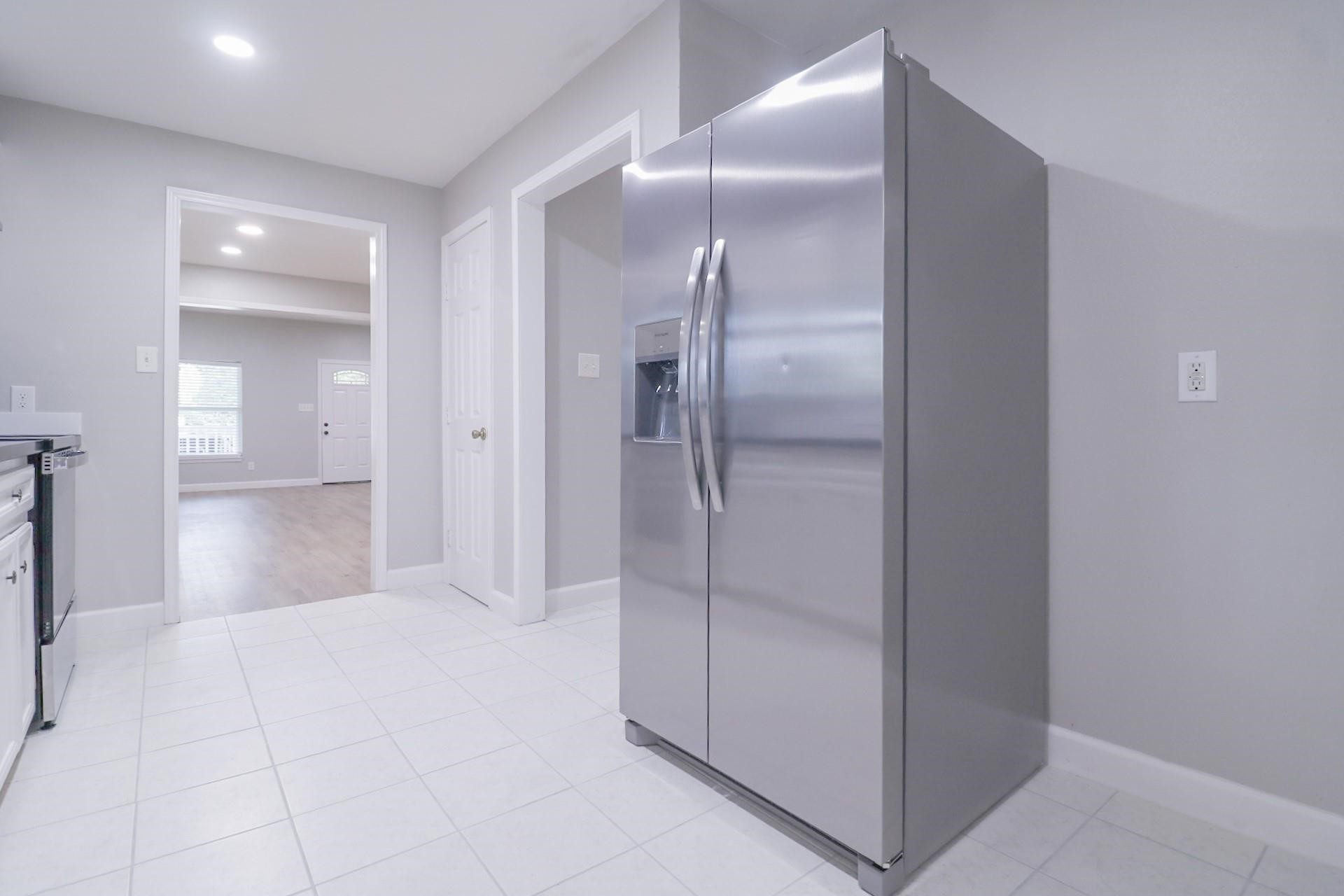 6150 Ridgeway Drive Houston, TX 77033 - Photo 14 of 36 a bathroom with a shower and closet