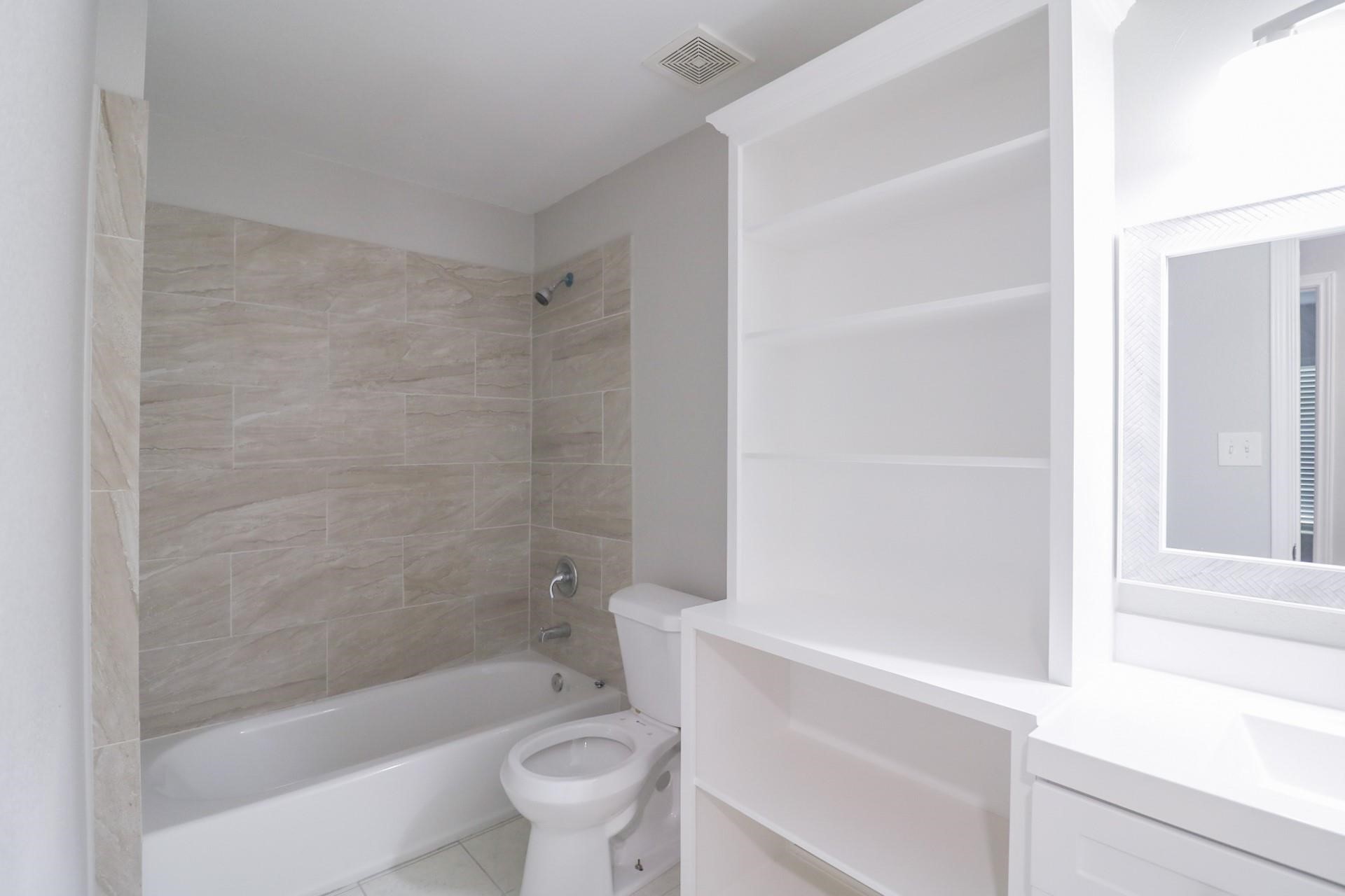 6150 Ridgeway Drive Houston, TX 77033 - Photo 16 of 36 a bathroom with a bathtub and a toilet