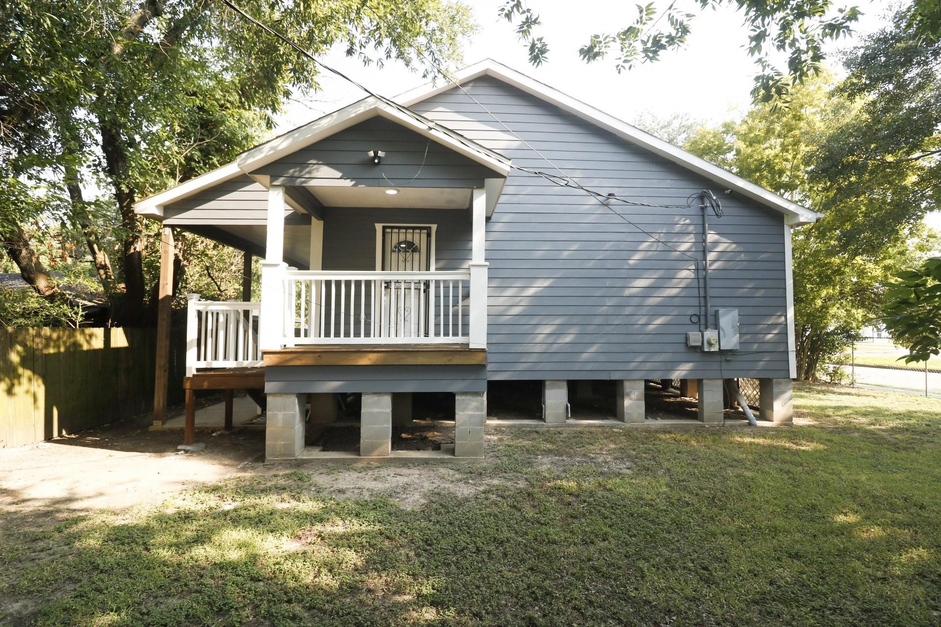 6150 Ridgeway Drive Houston, TX 77033 - Photo 31 of 36 a front view of a house with garden