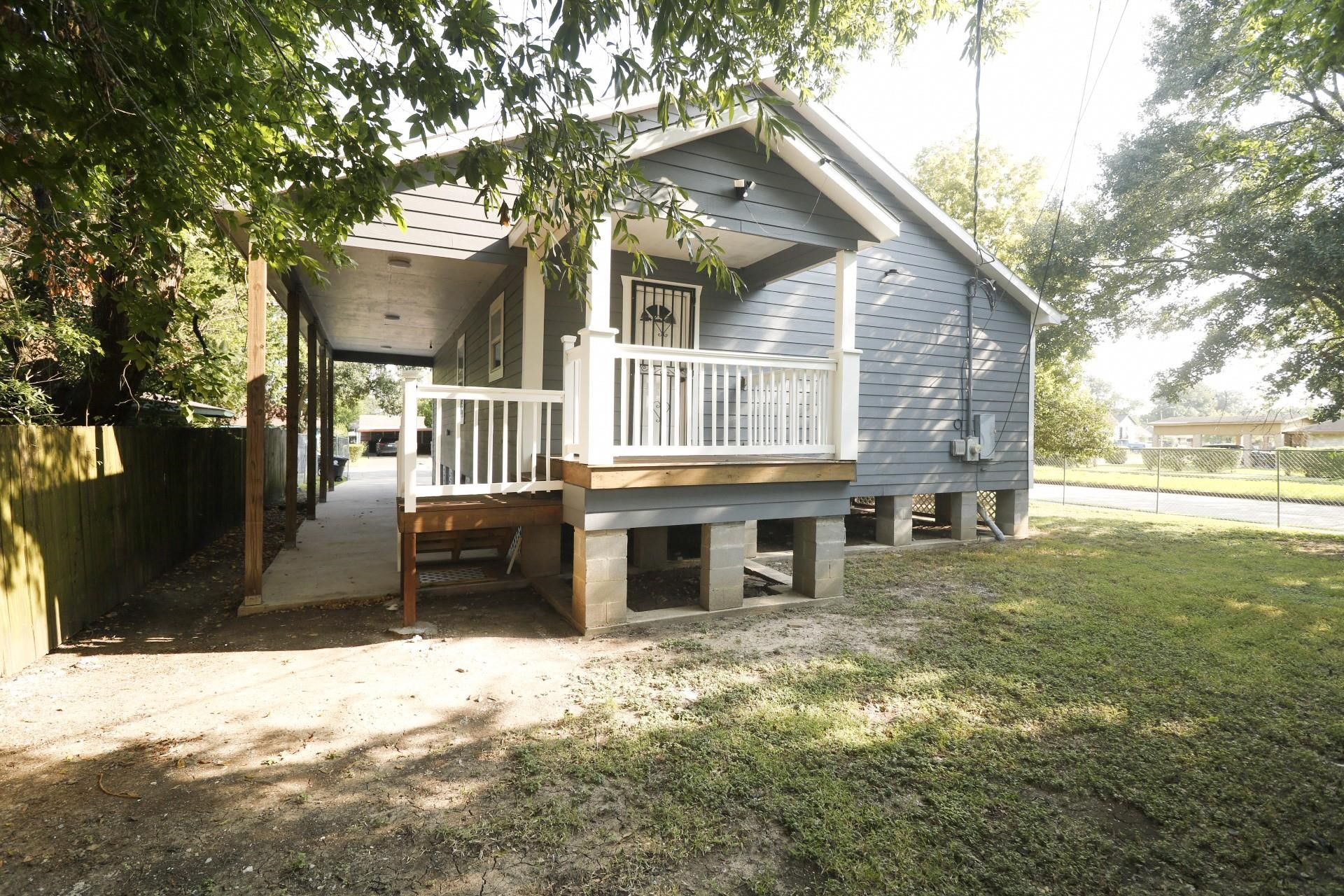 6150 Ridgeway Drive Houston, TX 77033 - Photo 32 of 36 a front view of a house with a yard