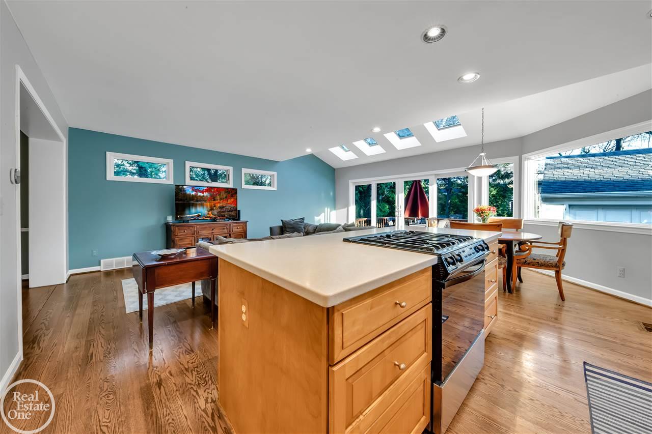256 Ridgemont Road Grosse Pointe Farms, MI 48236 - Photo 2 of 30