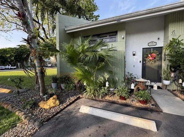 a view of back yard of the house