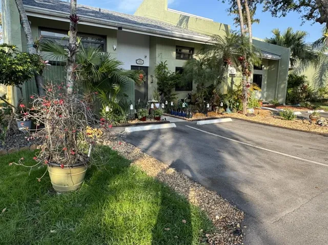 a view of a house with fountain in front of it