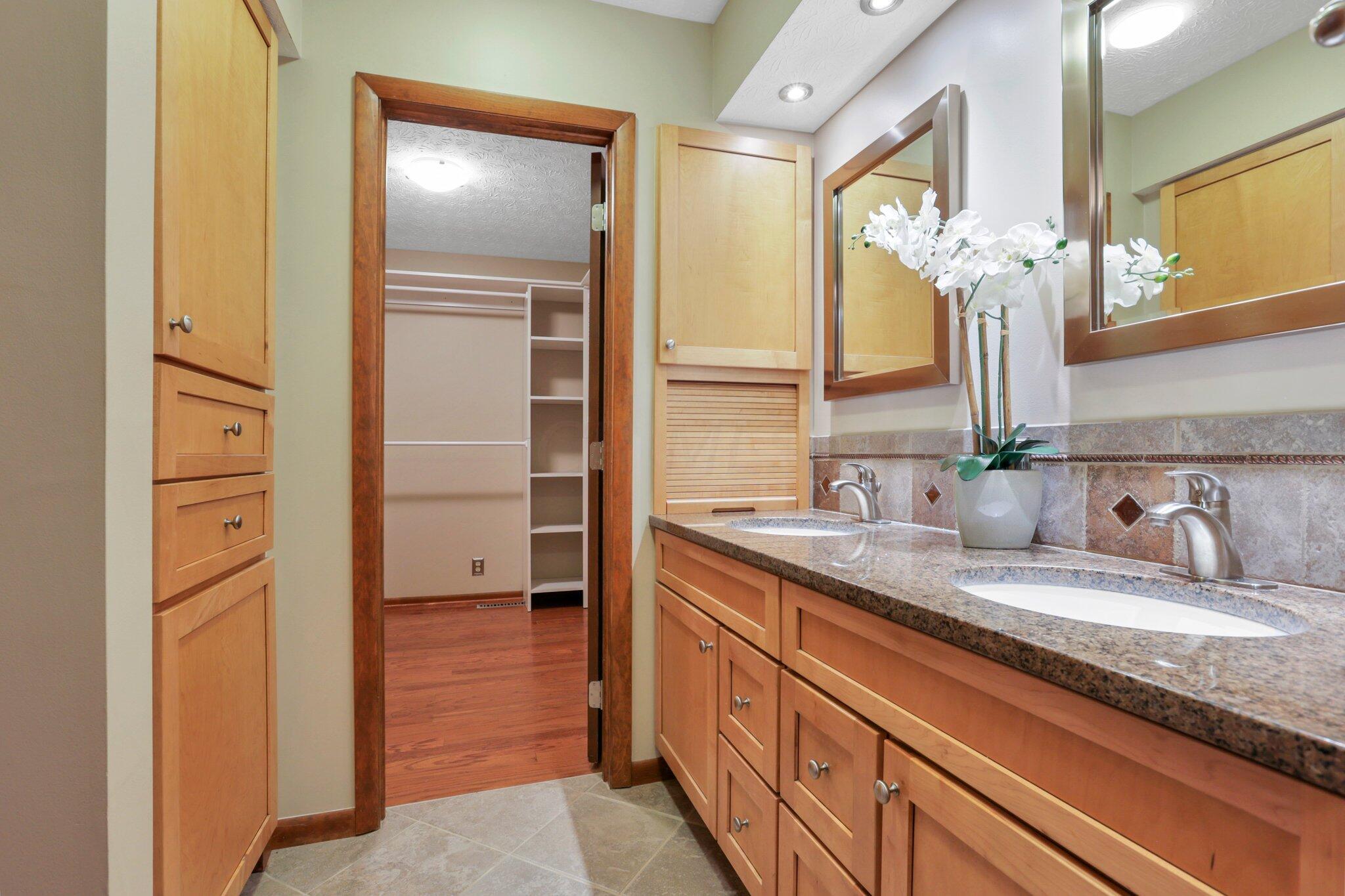 5611 Wilcox Road Dublin, OH 43016 - Photo 25 of 48 Master Bath