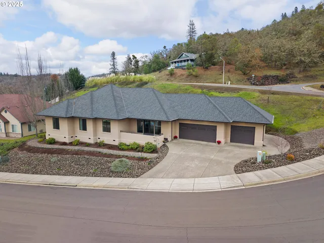$659,000 | 1518 Northeast Vista Fe Court, Roseburg, OR 97470
