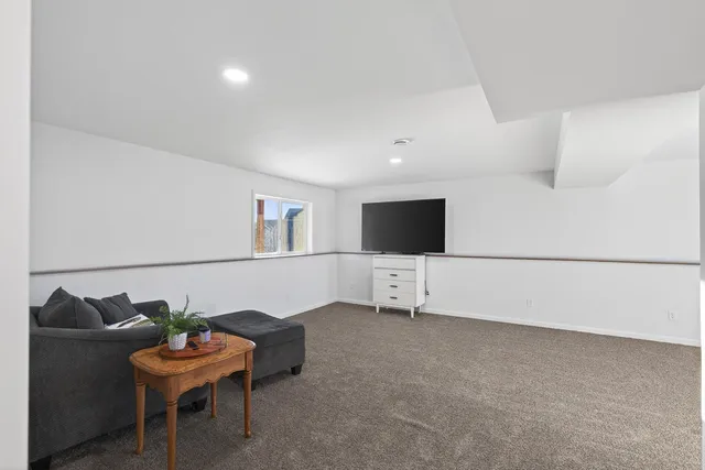 $359,900 | 1020 Fox Crossing, Young America, MN 55397