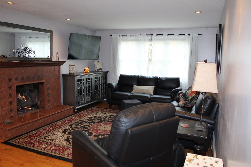 178 Oak Hollow Road Springfield, MA 01128 - Photo 2 of 21