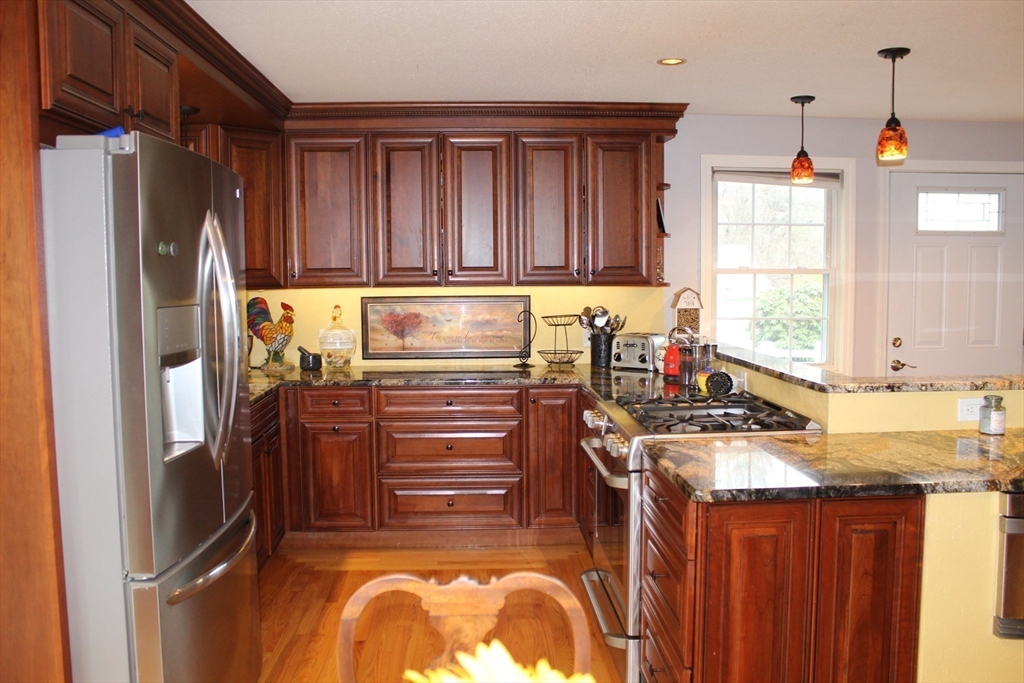 178 Oak Hollow Road Springfield, MA 01128 - Photo 4 of 21