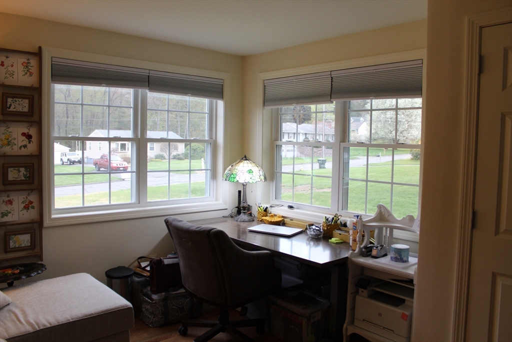 178 Oak Hollow Road Springfield, MA 01128 - Photo 7 of 21