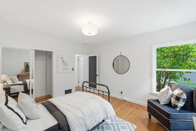 a view of a house with backyard