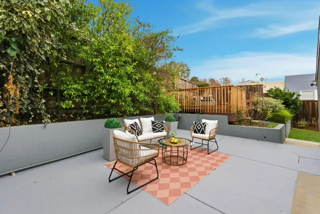 a picture of a room with a floor plan