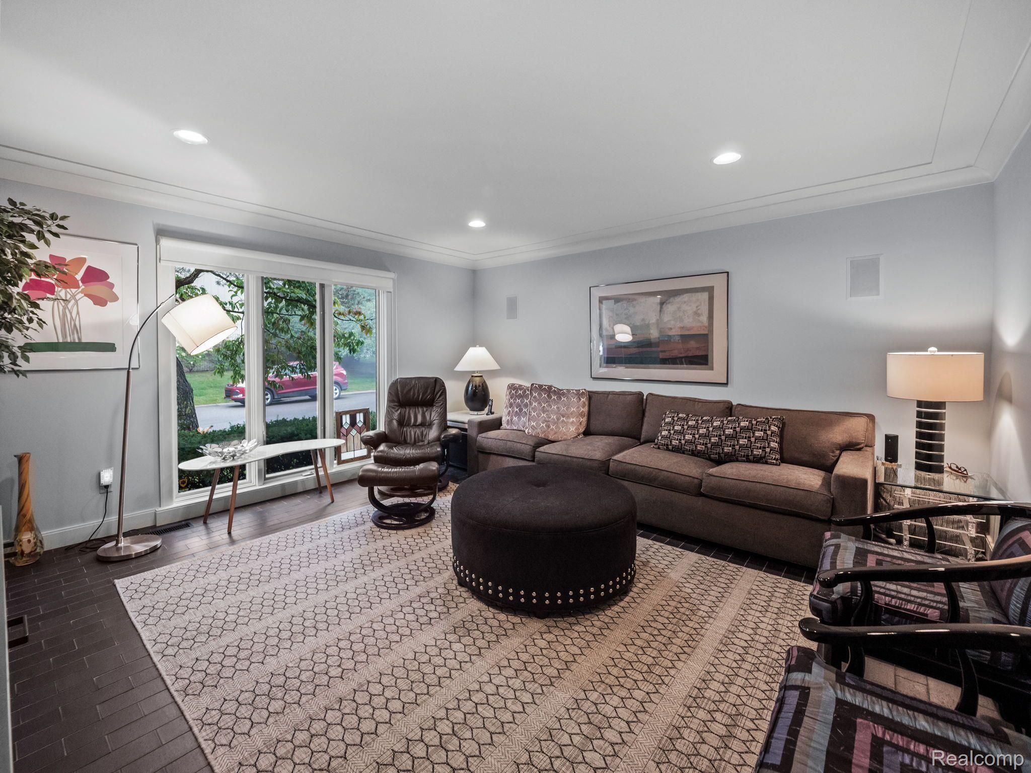 7130 Suncrest Road West Bloomfield, MI 48322 - Photo 4 of 37