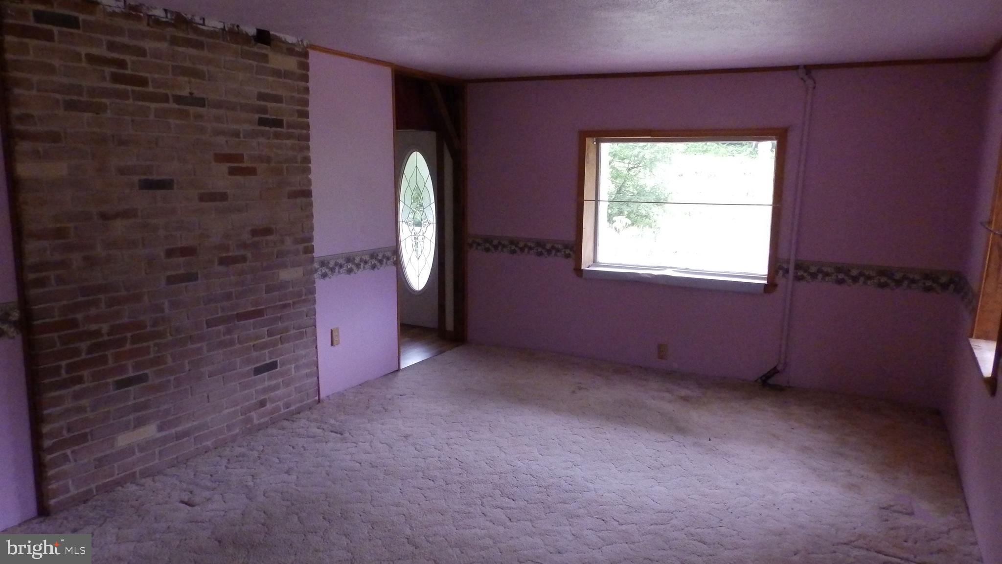 2552 Ebbvale Road Manchester, MD 21102 - Photo 22 of 39 Living room