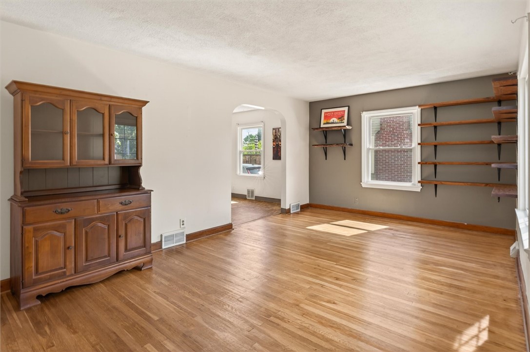 464 Harwick Road Irondequoit, NY 14609 - Photo 4 of 40