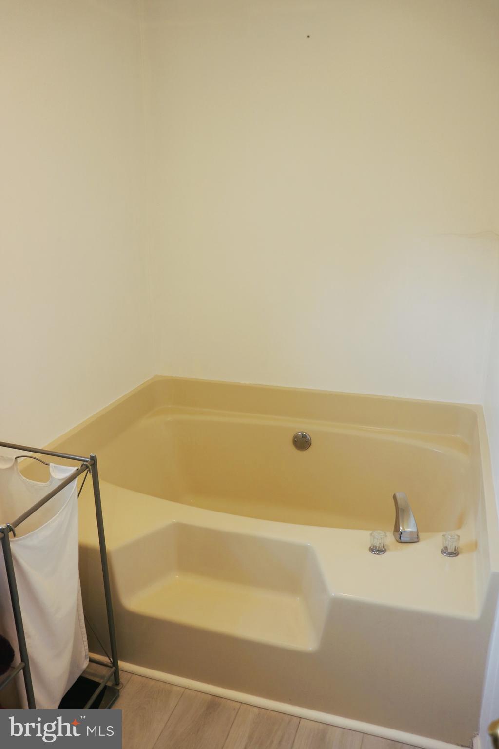 16 Kinkle Road Bridgeton, NJ 08302 - Photo 23 of 31 a bathroom with a bathtub