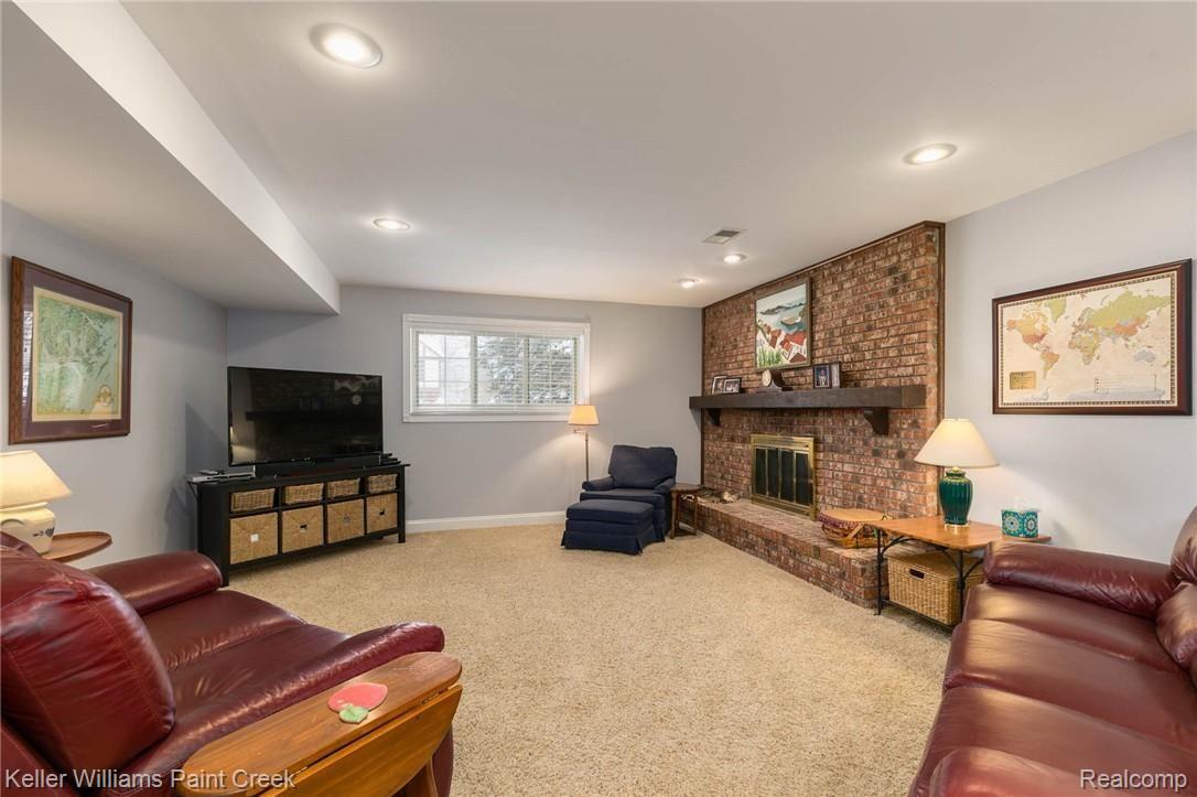 282 Rose Brier Drive Rochester, MI 48309 - Photo 13 of 43 Family Room