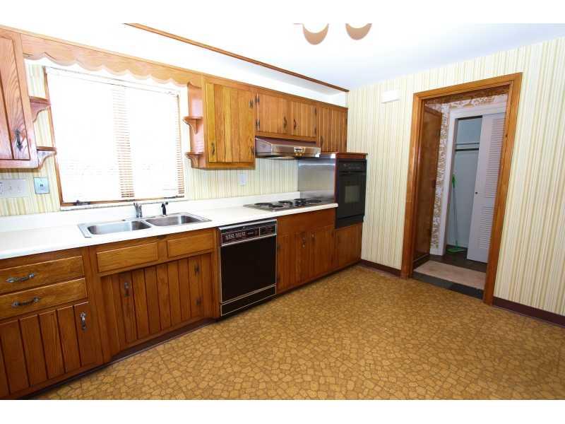 264 Sleepy Hollow Road Mt. Lebanon, PA 15216 - Photo 5 of 12 Kitchen.
