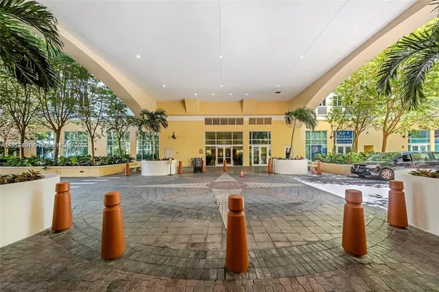 $2,200 | 7350 Southwest 89th Street, Unit 411S, Miami, FL 33156