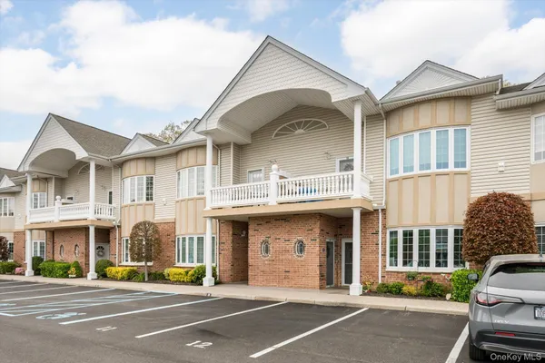 $579,000 | 12 Sarah Court, Amityville, NY 11701