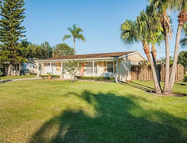 $2,200 | 1550 4th Avenue, Vero Beach, FL 32960