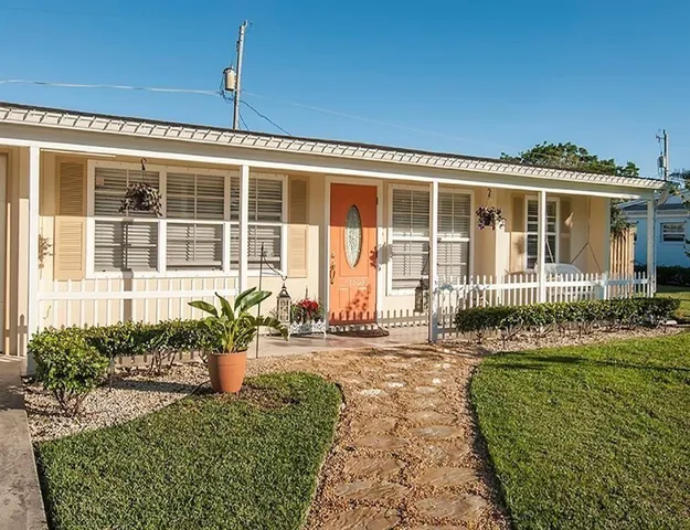 $2,200 | 1550 4th Avenue, Vero Beach, FL 32960