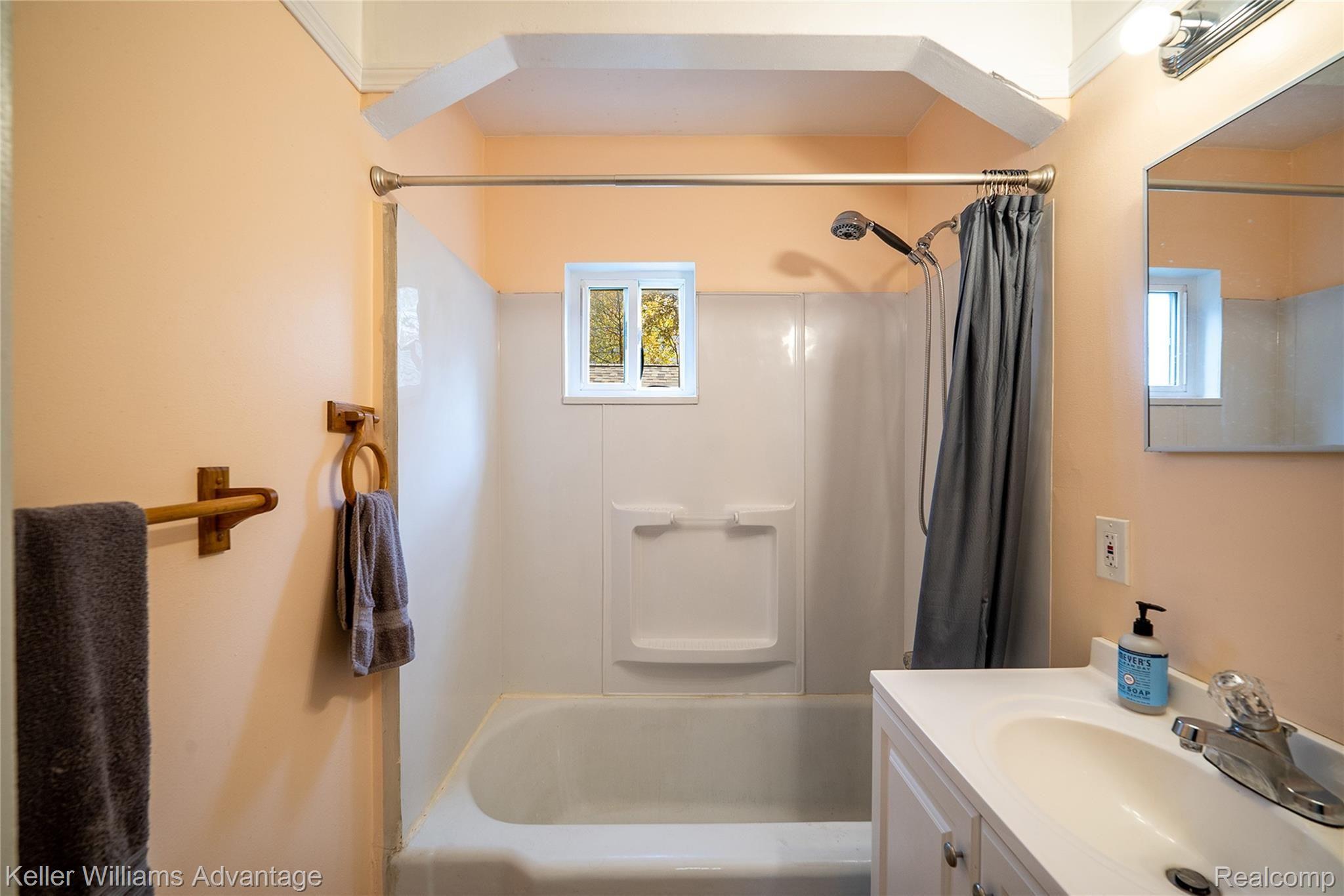 46455 Saltz Road Canton, MI 48187 - Photo 18 of 35 SaltzRd_46455_Full Bath B1.jpg