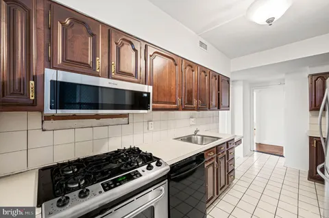 $449,000 | 1901 Walnut Street, Unit 17F, Philadelphia, PA 19103