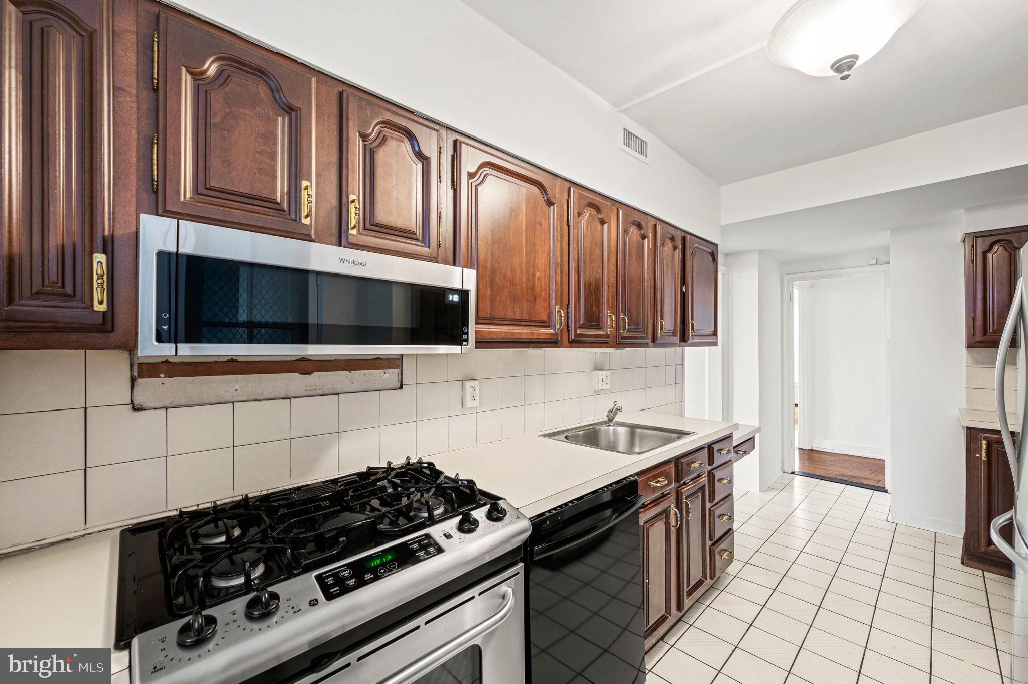 1901 Walnut Street, Unit 17F Philadelphia, PA 19103 - Photo 9 of 25 Kitchen