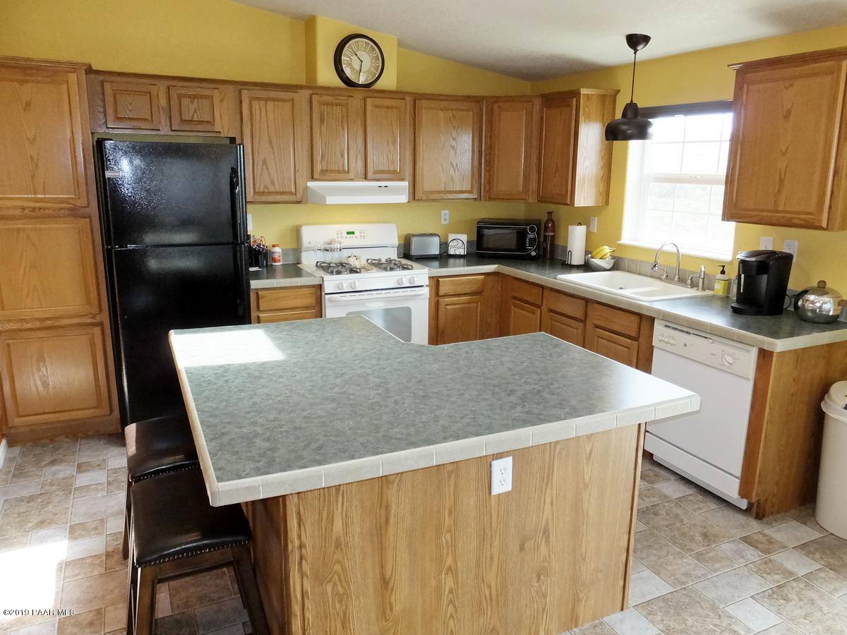 199 North Ambassador Road Dewey, AZ 86327 - Photo 15 of 36 Super Counter Space